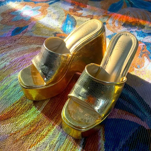 SOLD- Metallic Gold Platform Sandals, Size 7 - Picture 4 of 7
